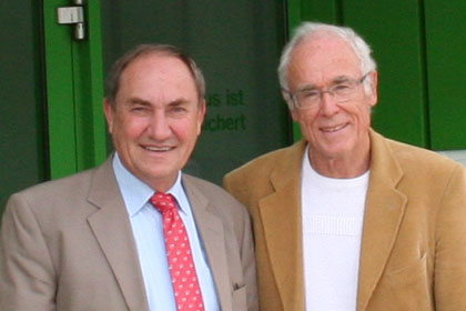 Baustoff UnionのOtto Förtsch常務取締役(左)と、S.M. Hartmann GmbHのSiegrfied M. Hartmann常務取締役。ニューレンベルグ港の本社前で。