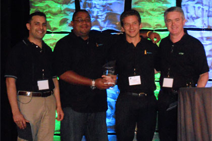 Beaconの地域オペレーション担当副社長であるRenato Lezama (左から2番目)、同じくBeaconのCIOであるChristopher Woodhams (右から2番目)、2012年 International LANSA User Conferenceにて年間最優秀顧客賞に選出されました。
